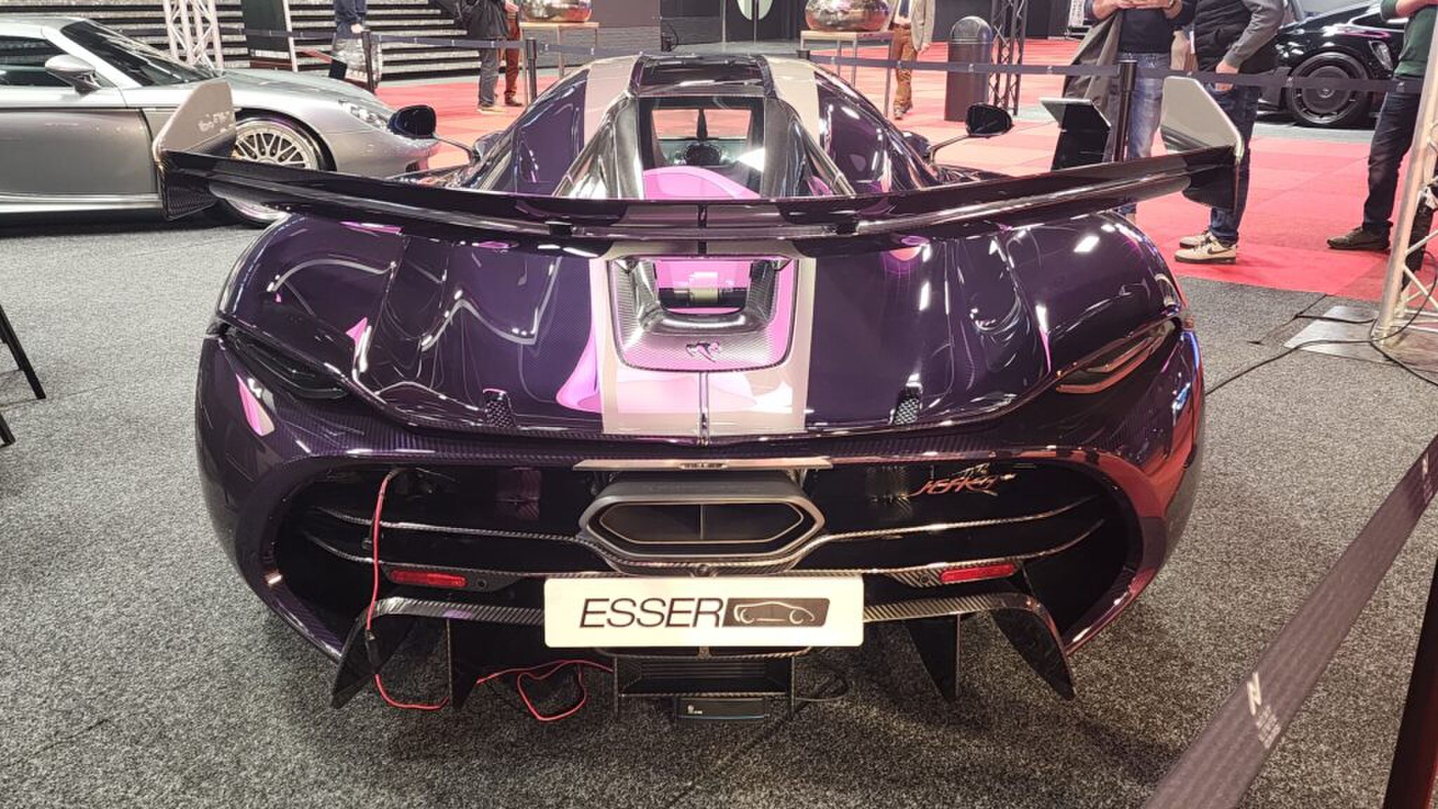 Achterzijde van een paarse Koenigsegg Jesko Attack