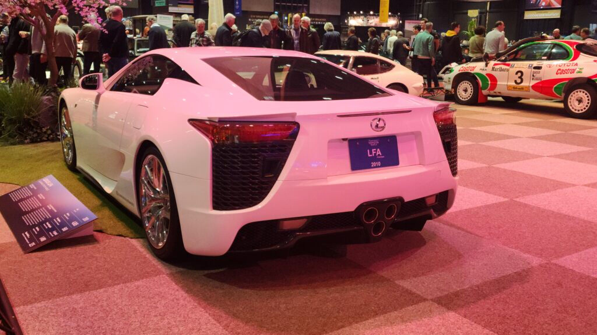 Achterzijde van een witte Lexus LFA