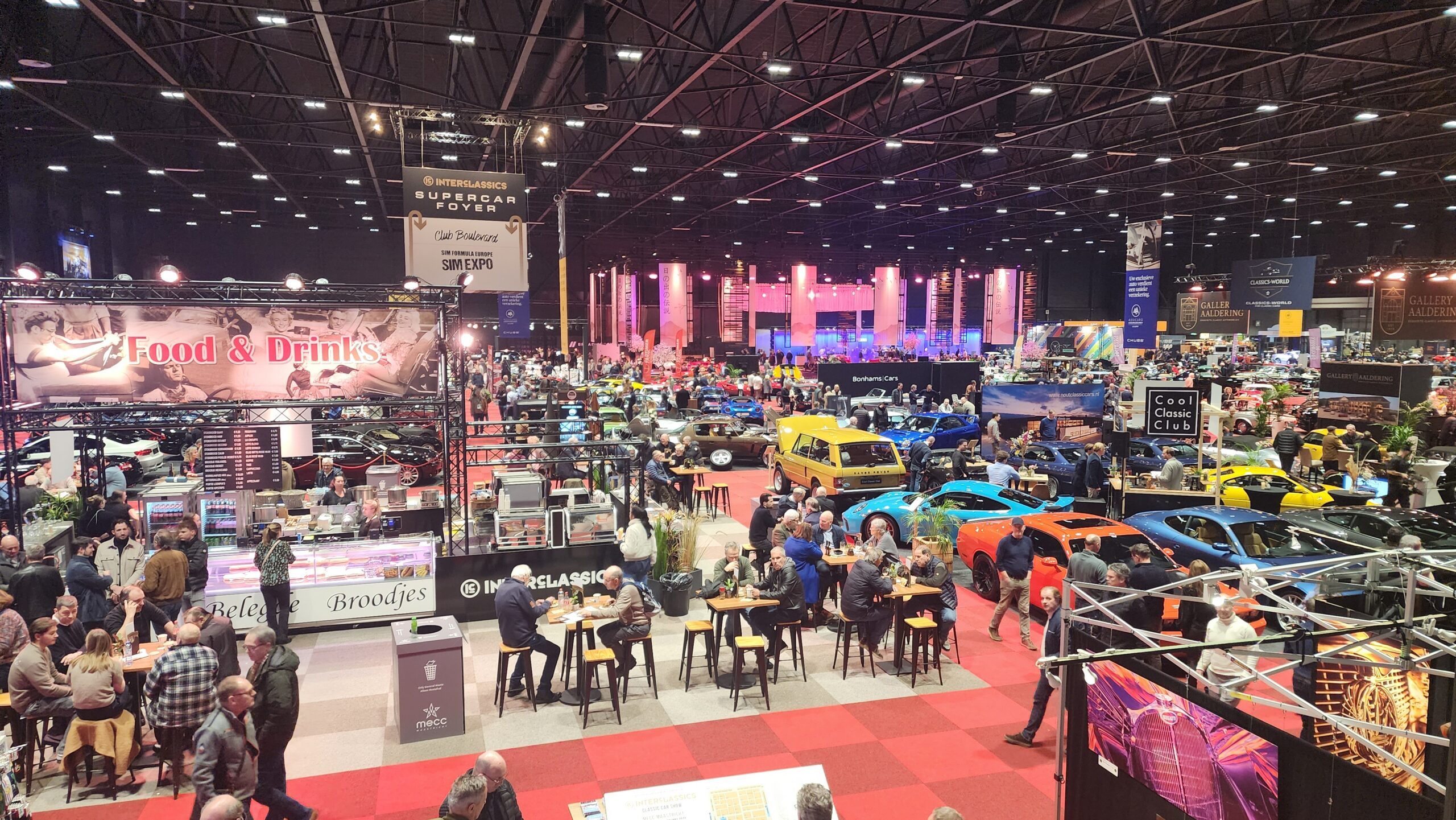Uitzicht over een van de grote expositiehallen van InterClassics Maastricht