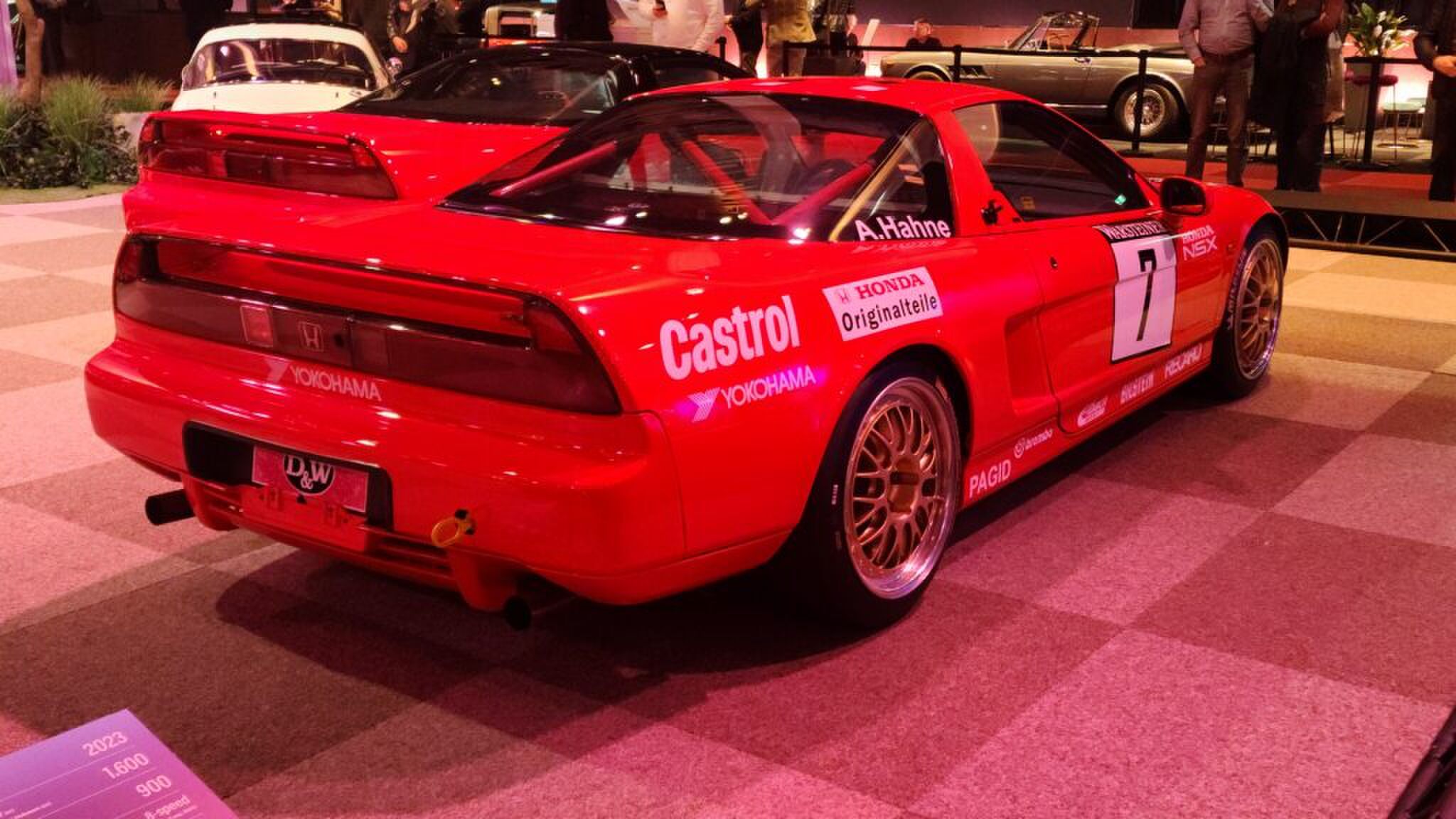 Achterzijde van een rode race-versie van de Honda NSX