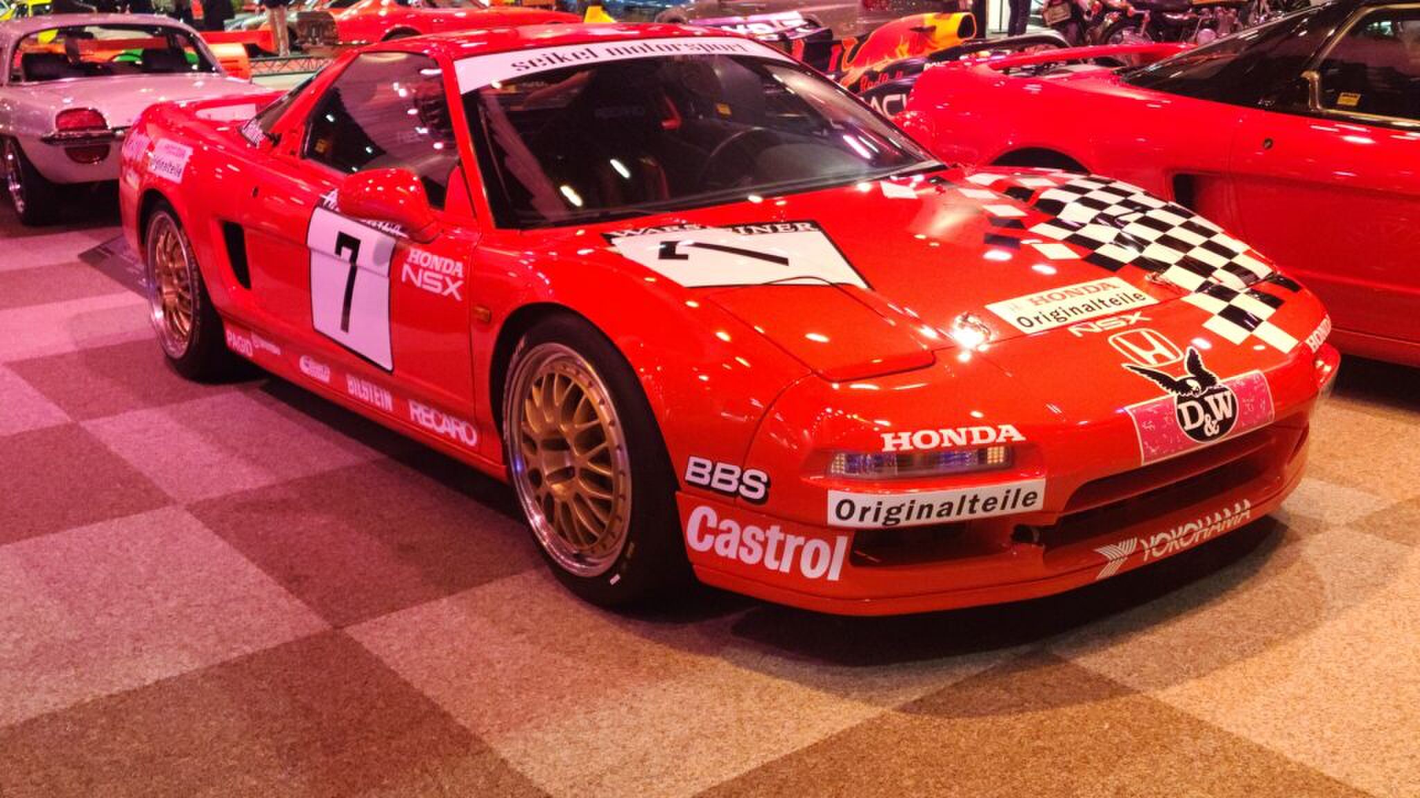 Voorzijde van een rode race-versie van de Honda NSX