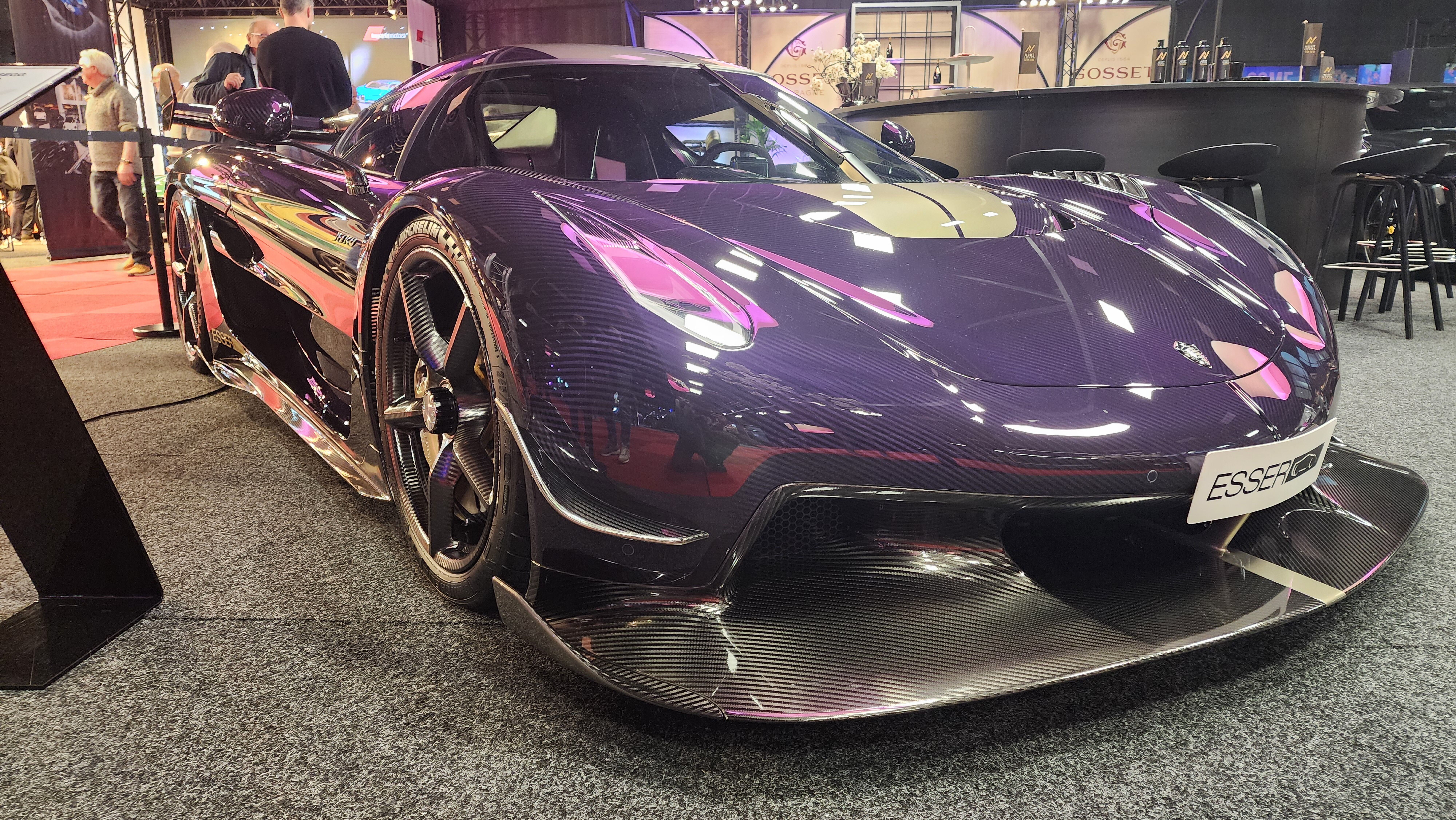 Voorkant van een paarse Koenigsegg Jesko Attack