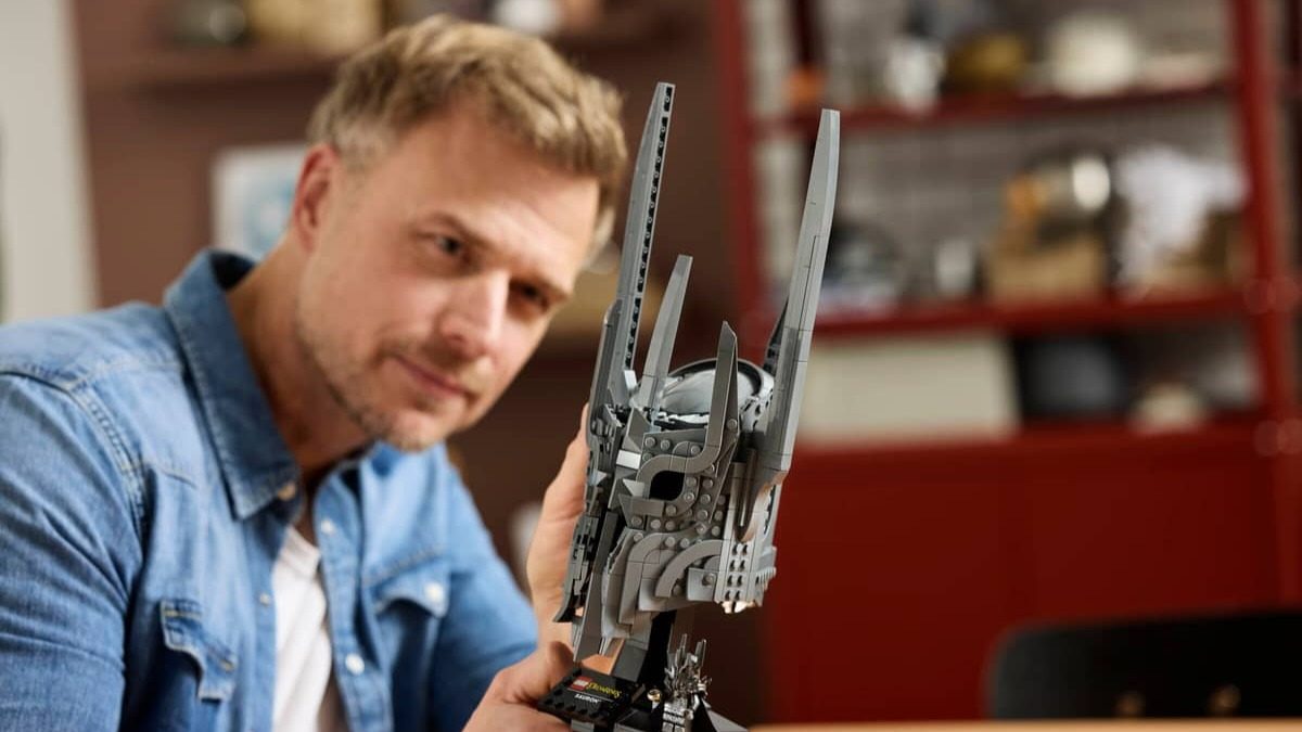 De LEGO-set van Saurons helm