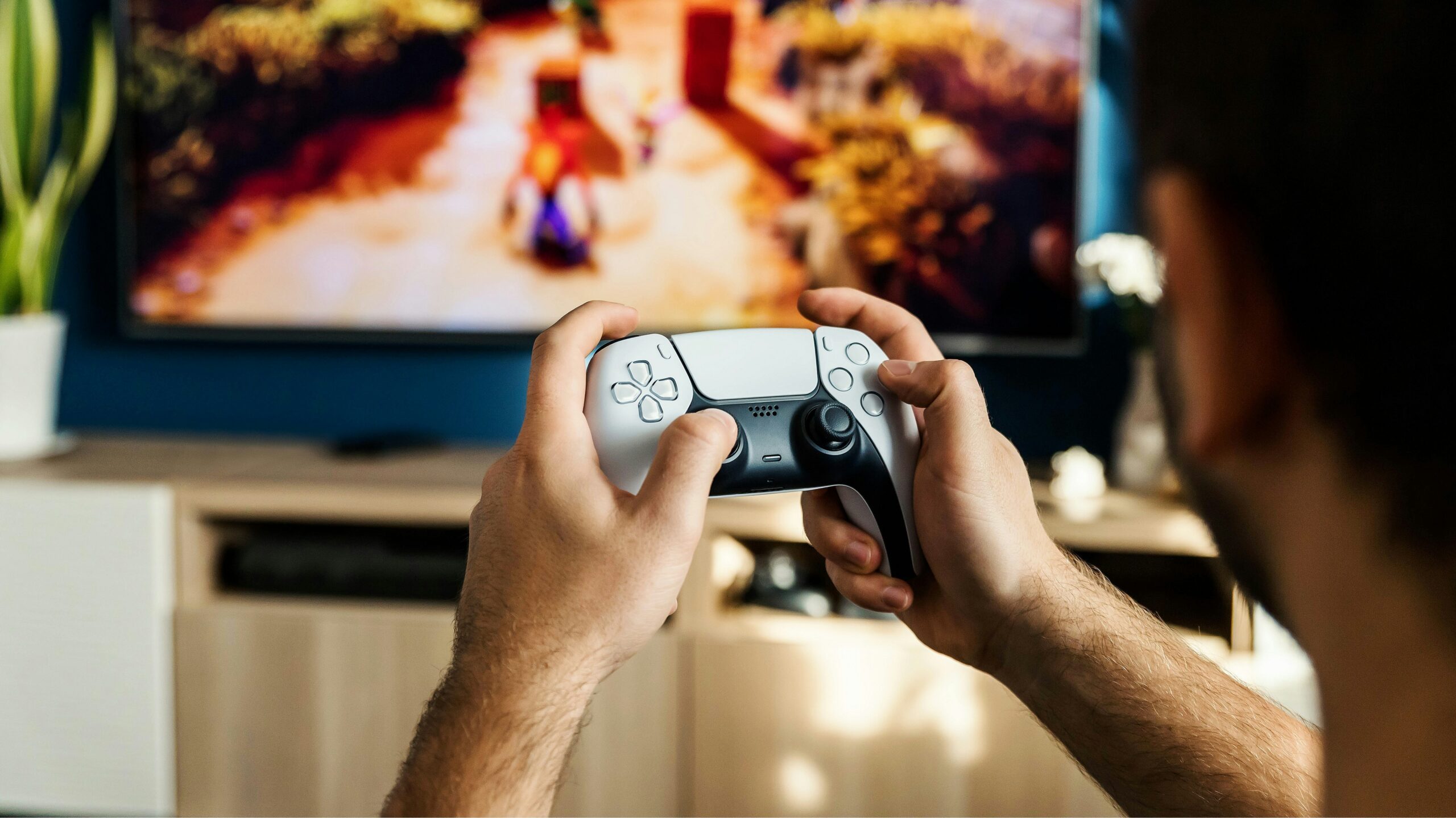 Iemand die videogames aan het spelen is