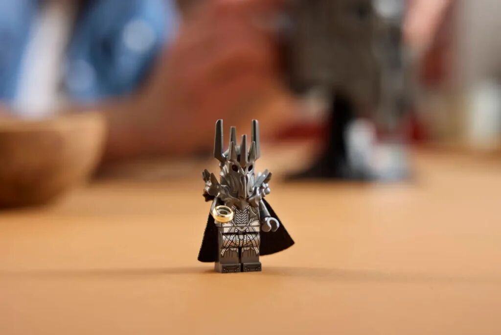 De LEGO-set van Saurons helm