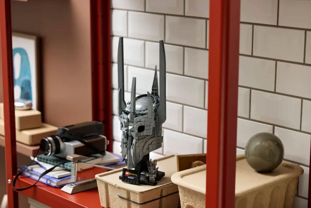 De LEGO-set van Saurons helm