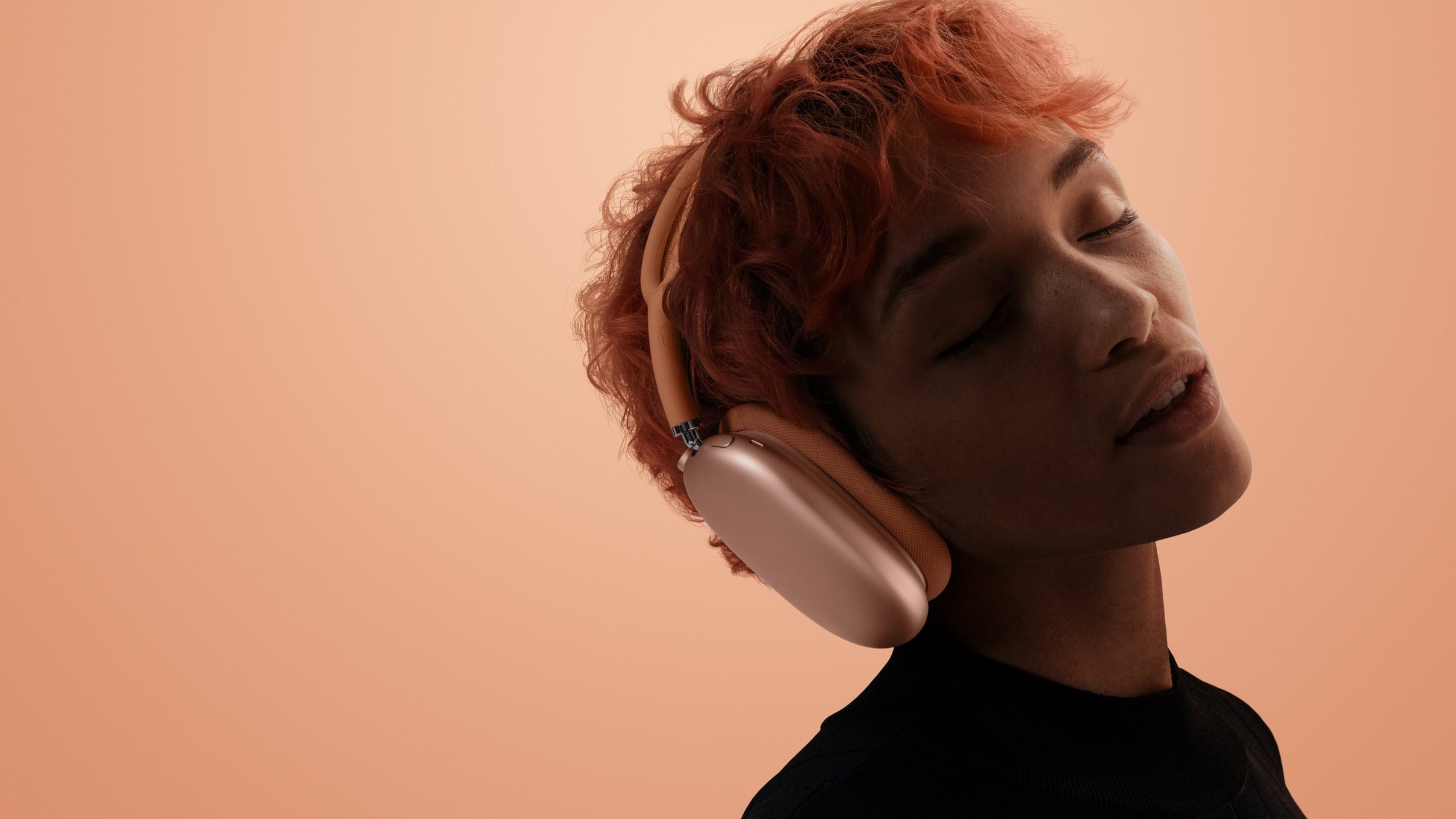 Iemand luistert naar muziek met de Apple AirPods Max 2