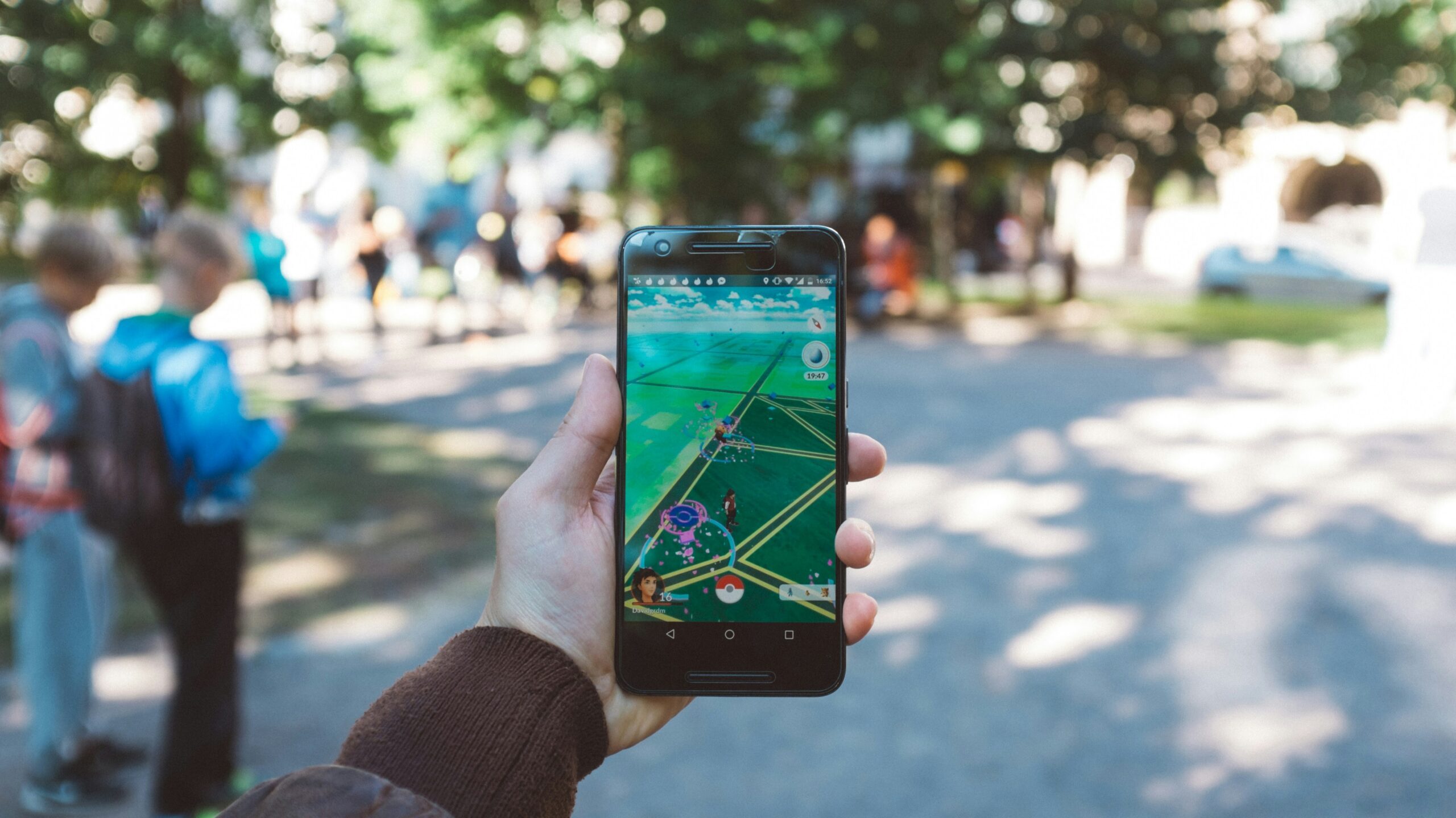 Iemand die Pokémon Go aan het spelen is