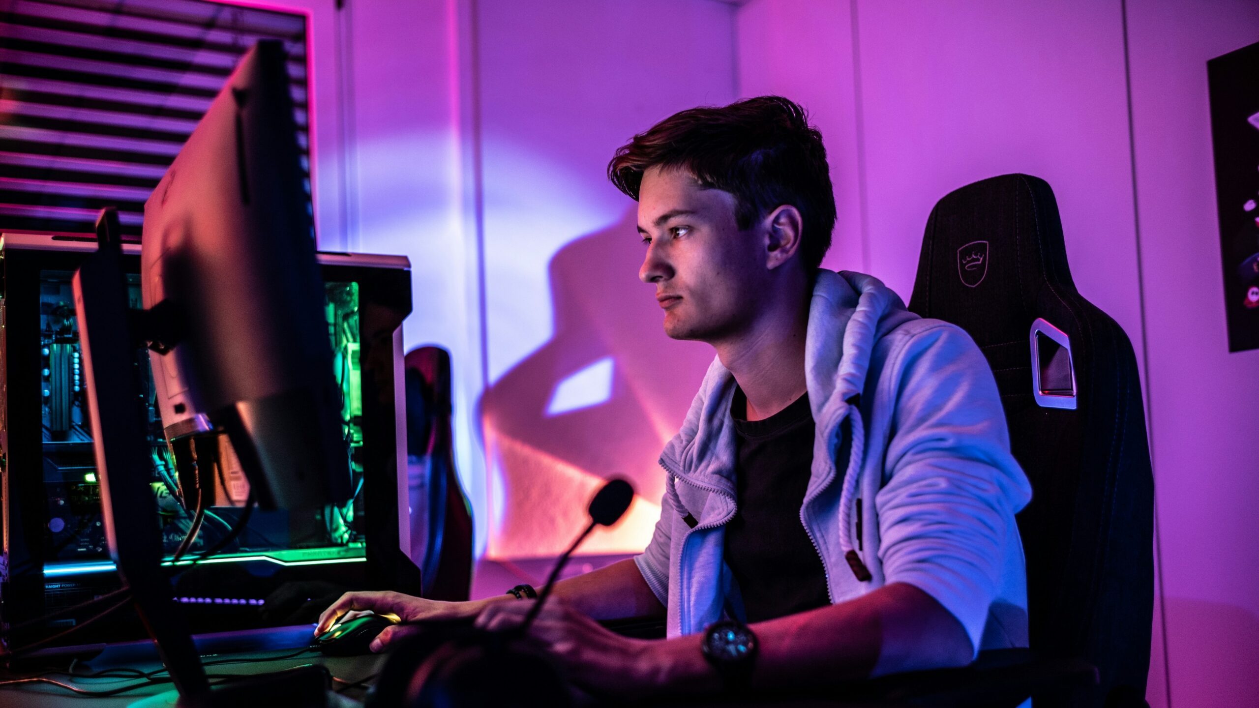 Een man die aan het gamen is