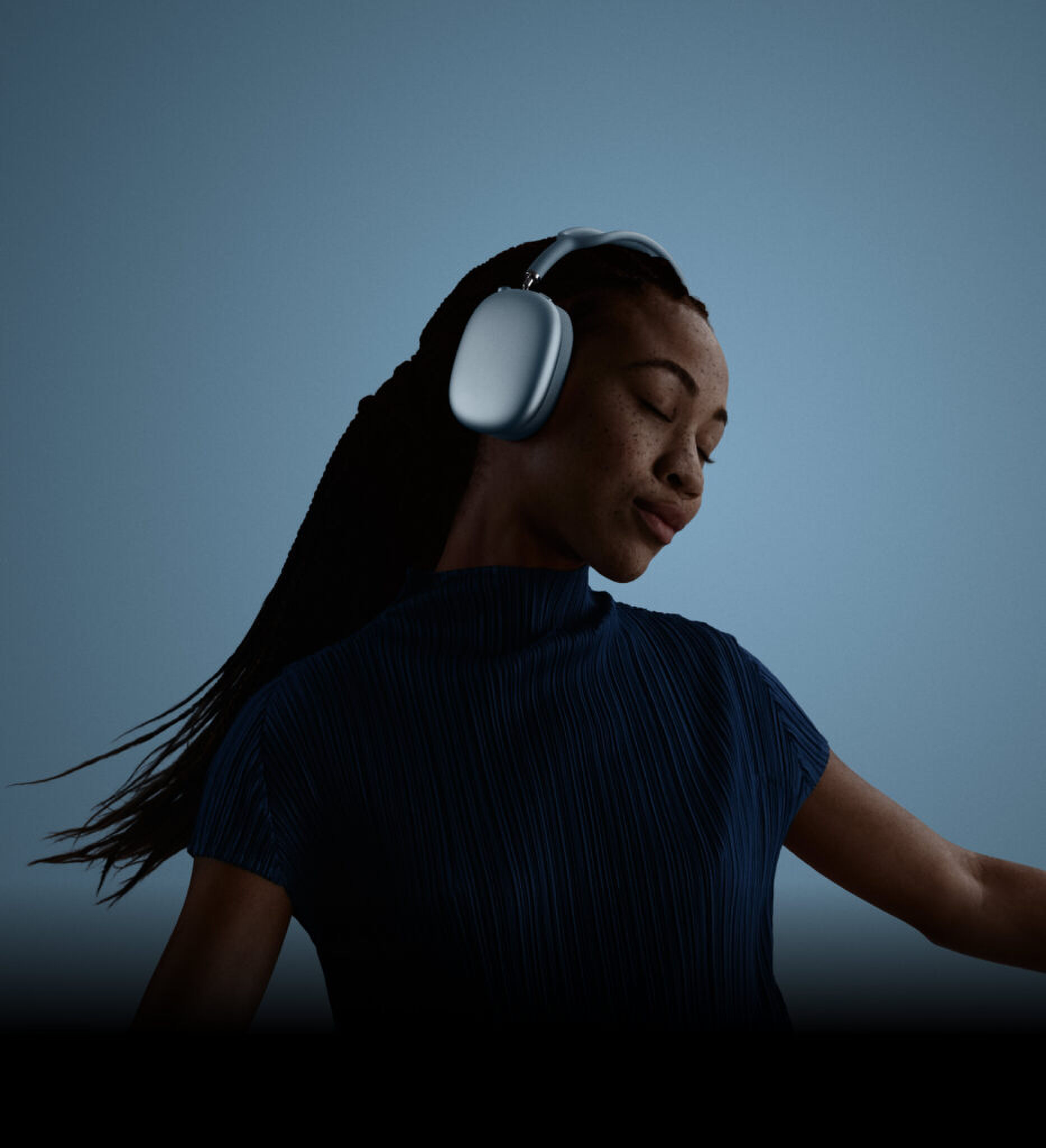 Iemand luistert naar muziek met de Apple AirPods Max 2