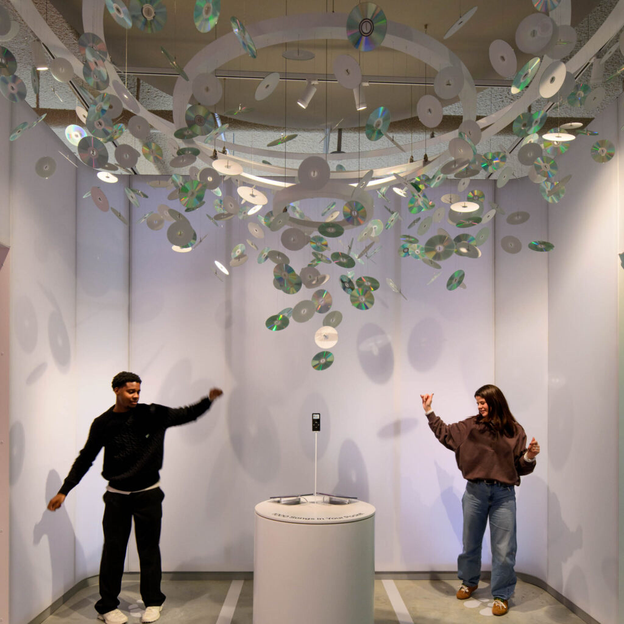 Een kunstwerk van cd's van Apple