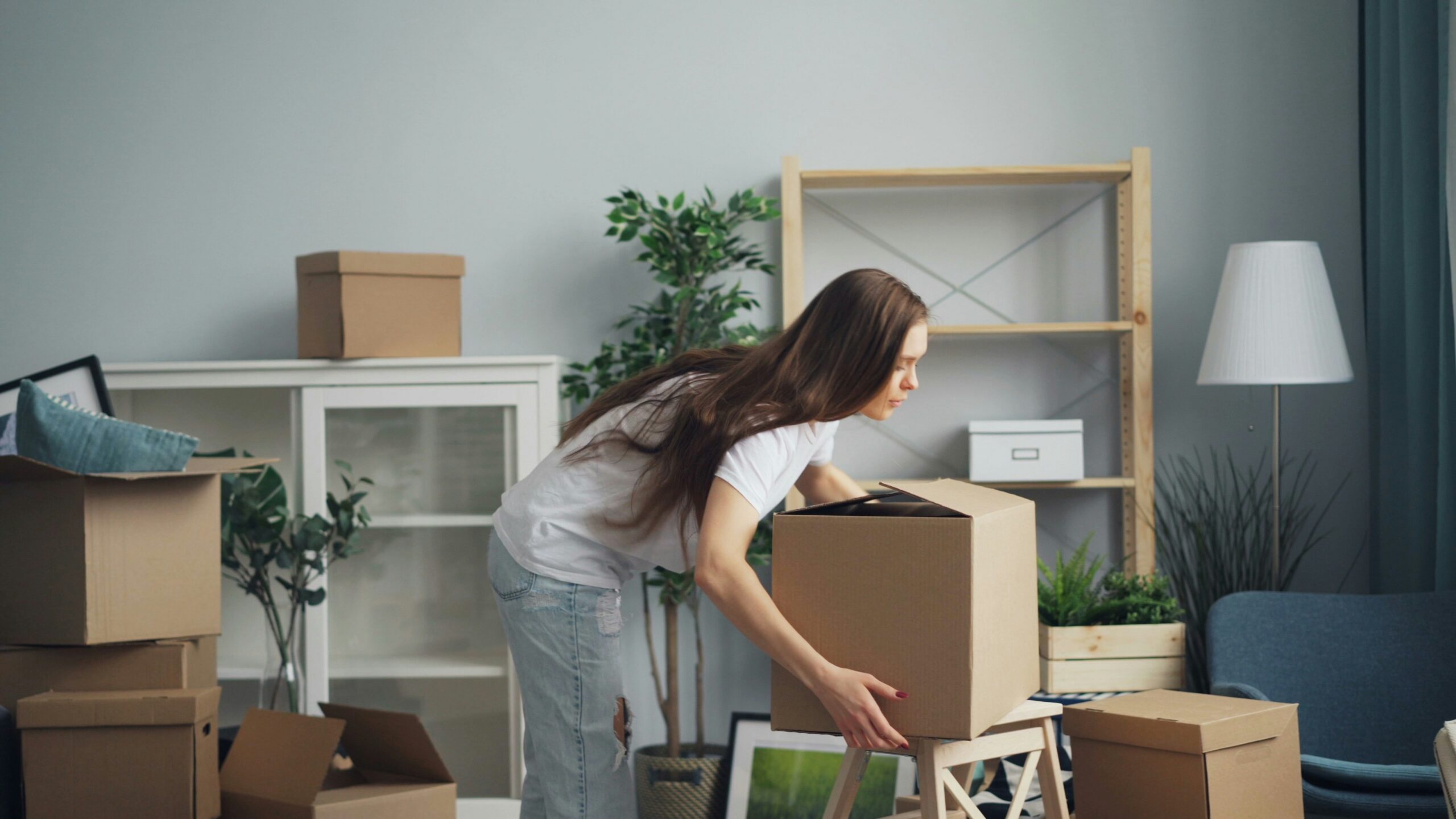 Een vrouw die aan het verhuizen is