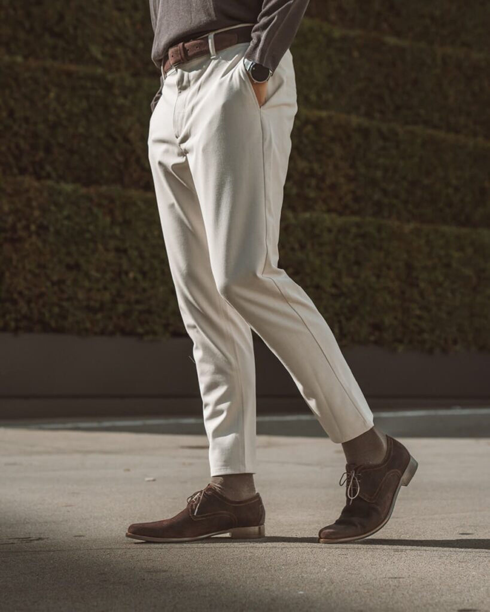 Een man die herenschoenen draagt