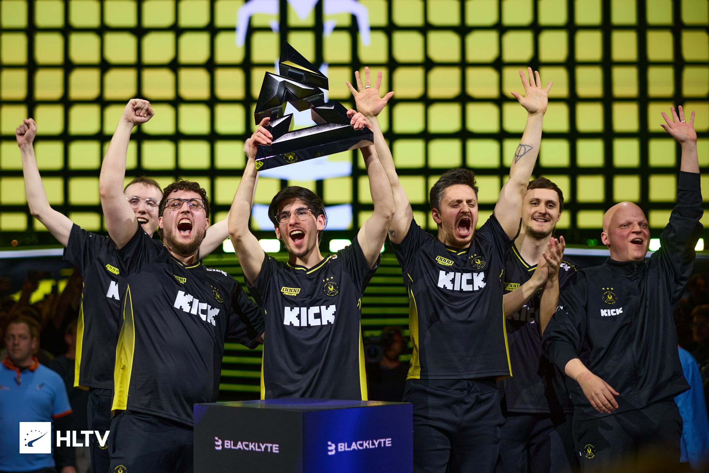 Team Vitality met de trofee van Blast Open Rotterdam