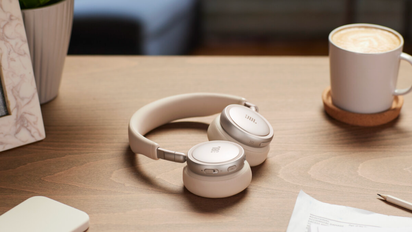 De nieuwe JBL Live 680NC in zandkleur