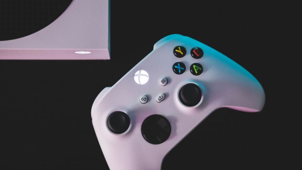 Een Xbox controller naast een Xbox