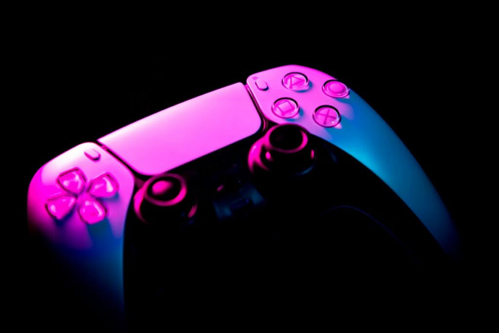 De controller van een PlayStation 5 in paars LED-licht