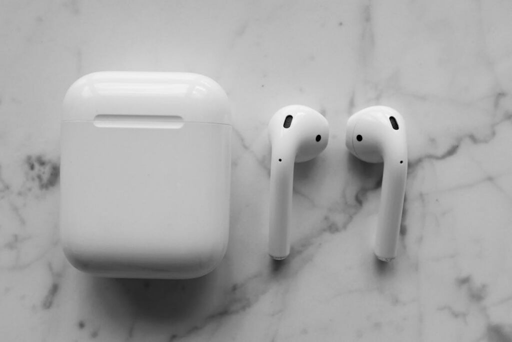 Een paar AirPods uit de case