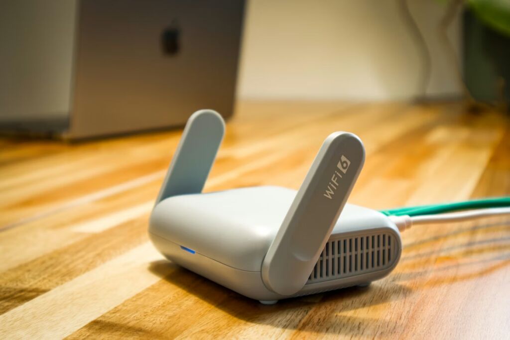 Een wifi-router die op de grond is geplaatst voor betere verbinding