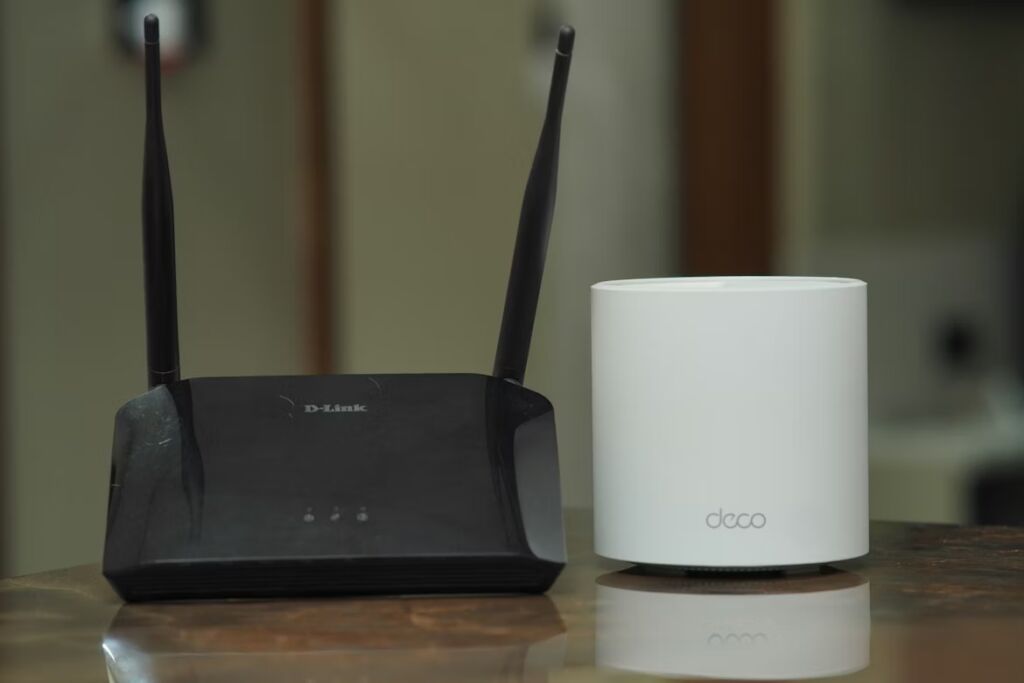 Twee wifi-routers naast elkaar