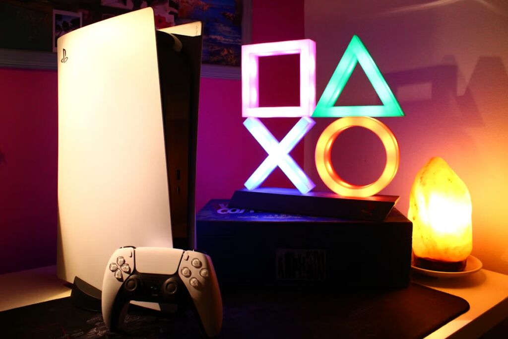 Een PlayStation 5 met de tekens op de controller in LED erboven