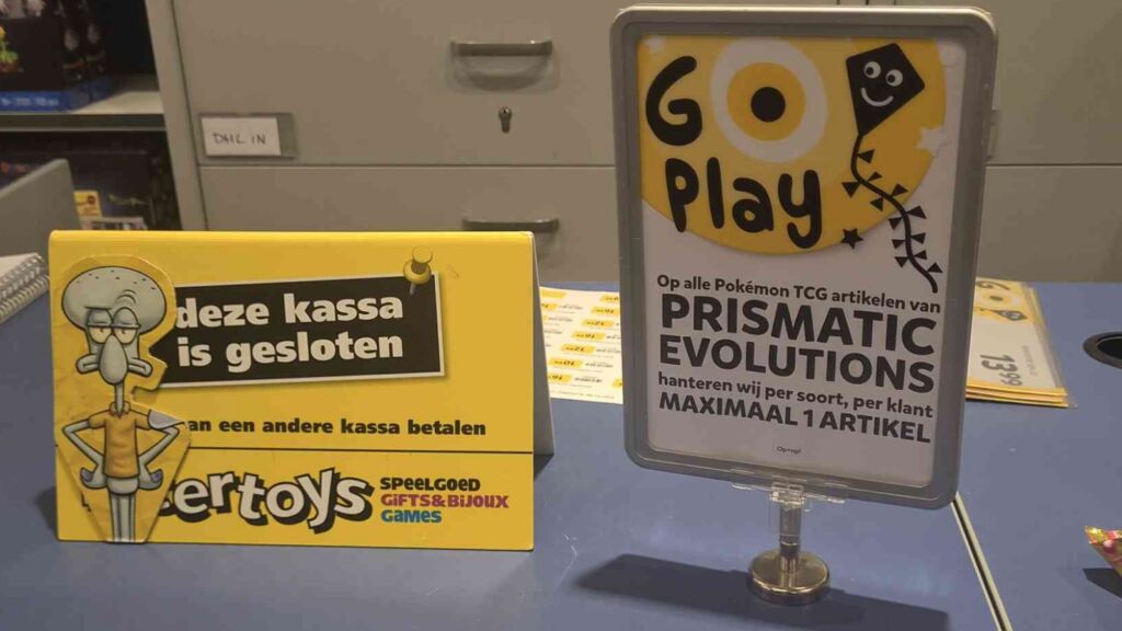 Een kassa waar maar 1 set Pokémonkaarten per klant verkocht wordt