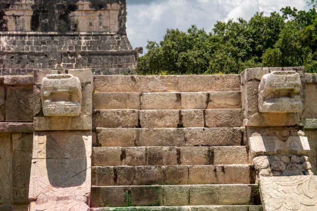 Een trap naar een oude Maya-tempel
