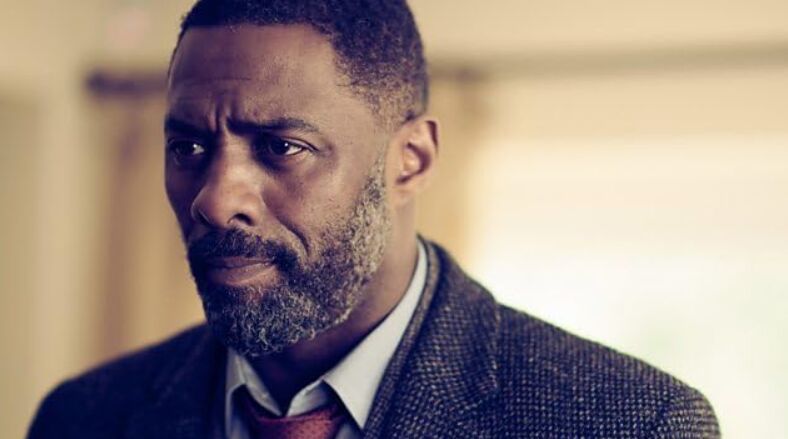 Idris Elba strak in pak
