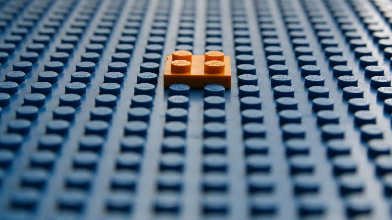 Een steen van LEGO op een plaat