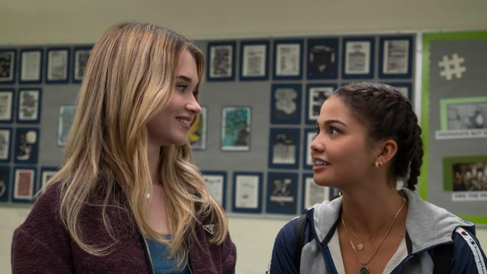 Siena Agudong en Alison Thornton in Carrie