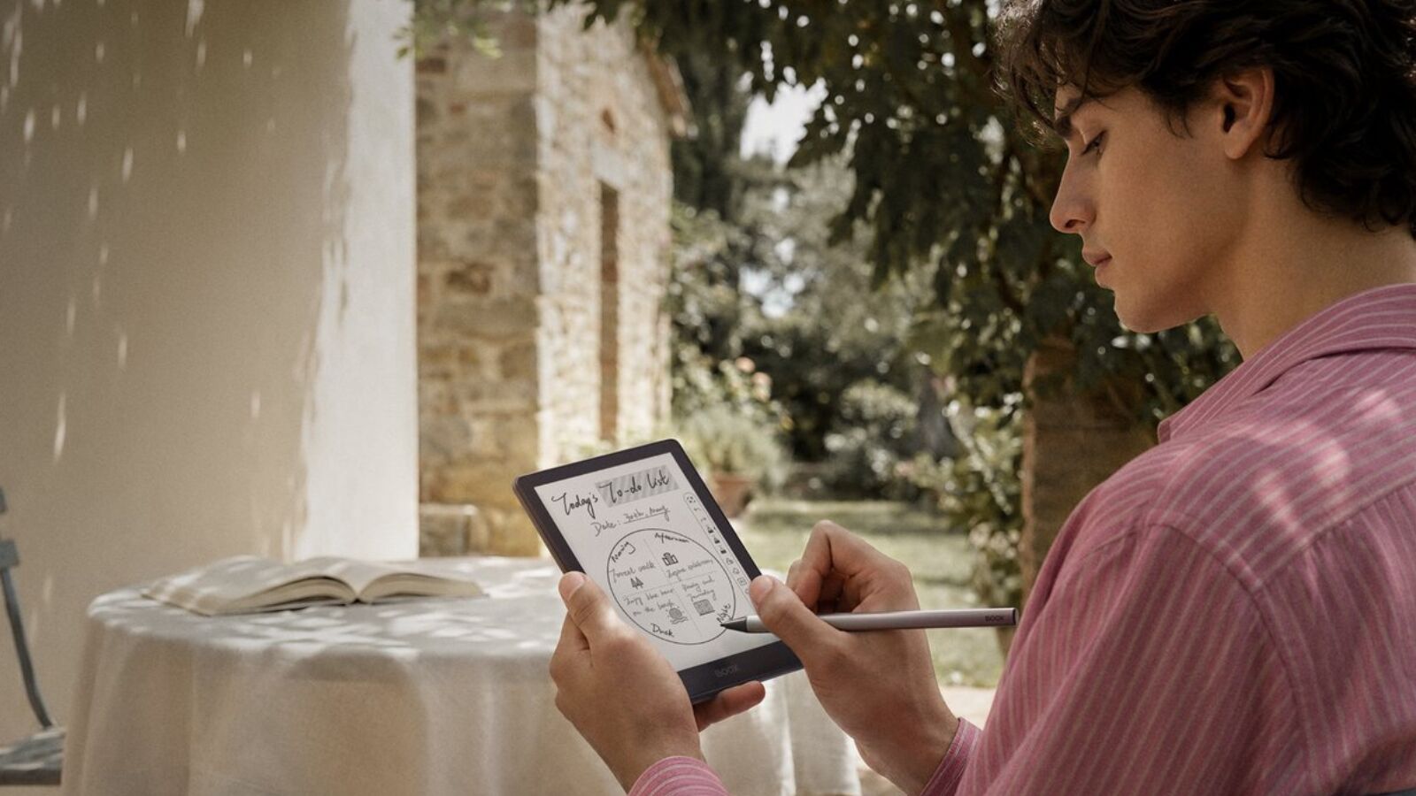 iemand schrijft op de BOOX Go 6 (Gen II) in
