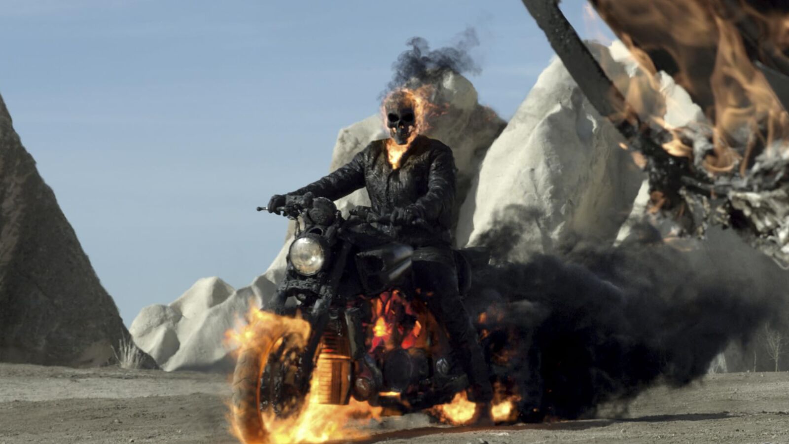 De motor van Ghost Rider is aan het branden met een dikke rookwolk erachter