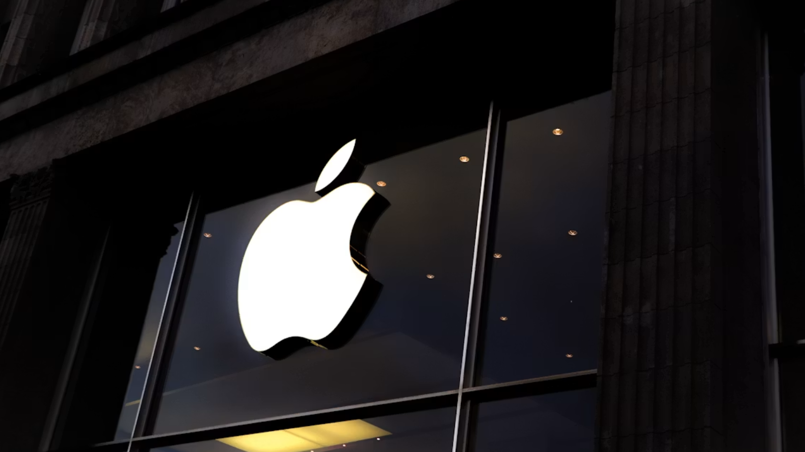 Het Apple logo op een gebouw