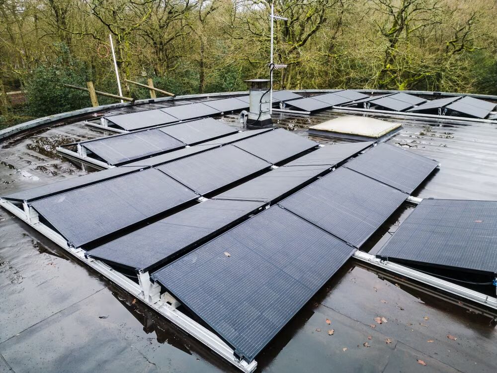 Een dak vol met zonnepanelen