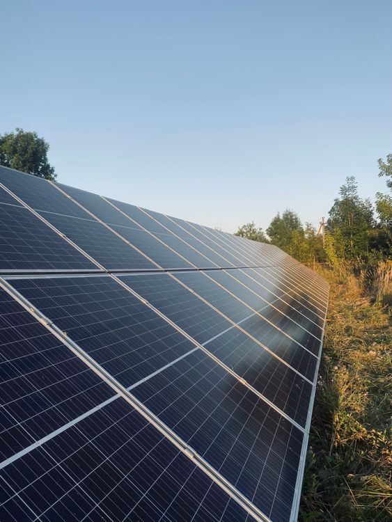 Een heleboel zonnepanelen naast elkaar