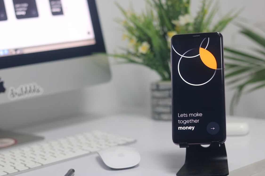 Een smartphone naast een monitor