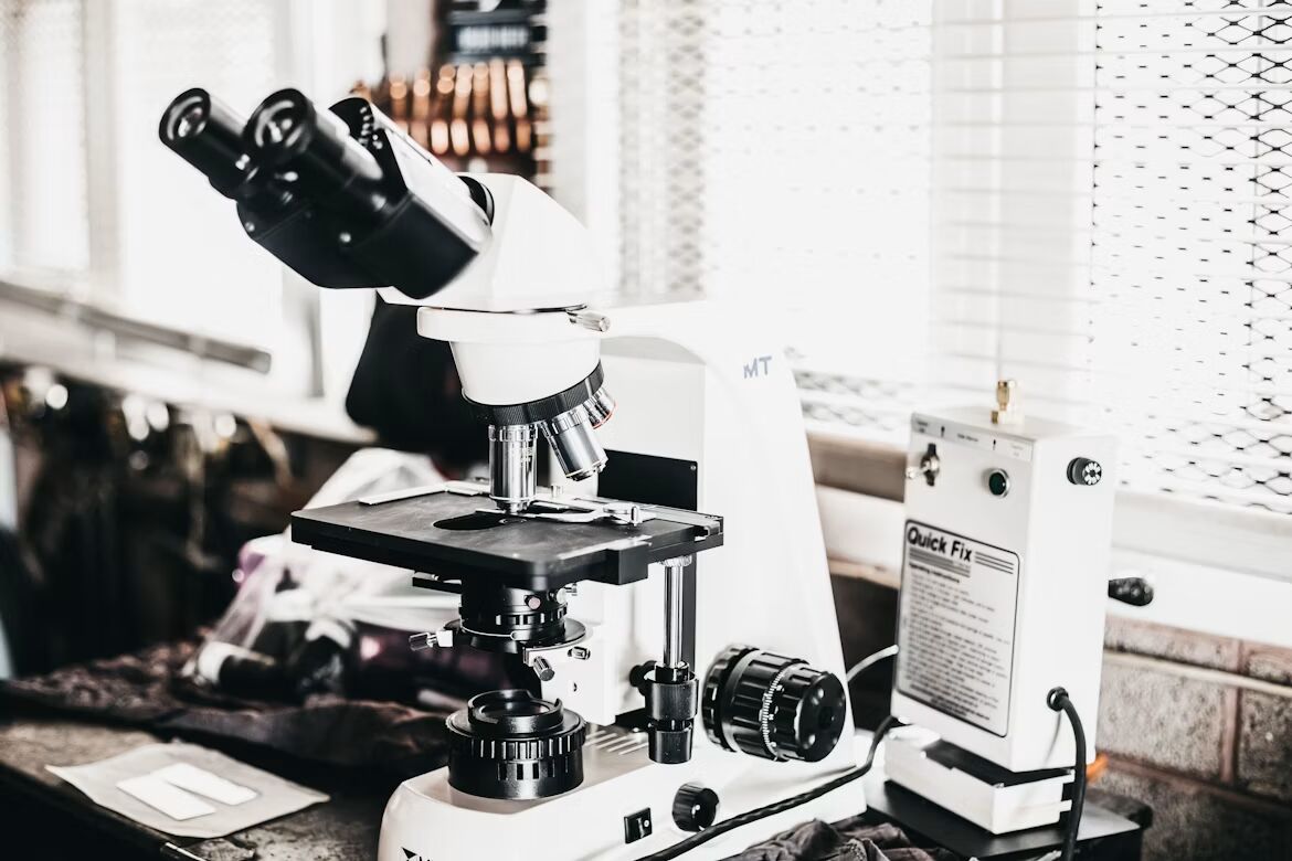 Een microscoop in een laboratorium om een medische doorbraak te forceren