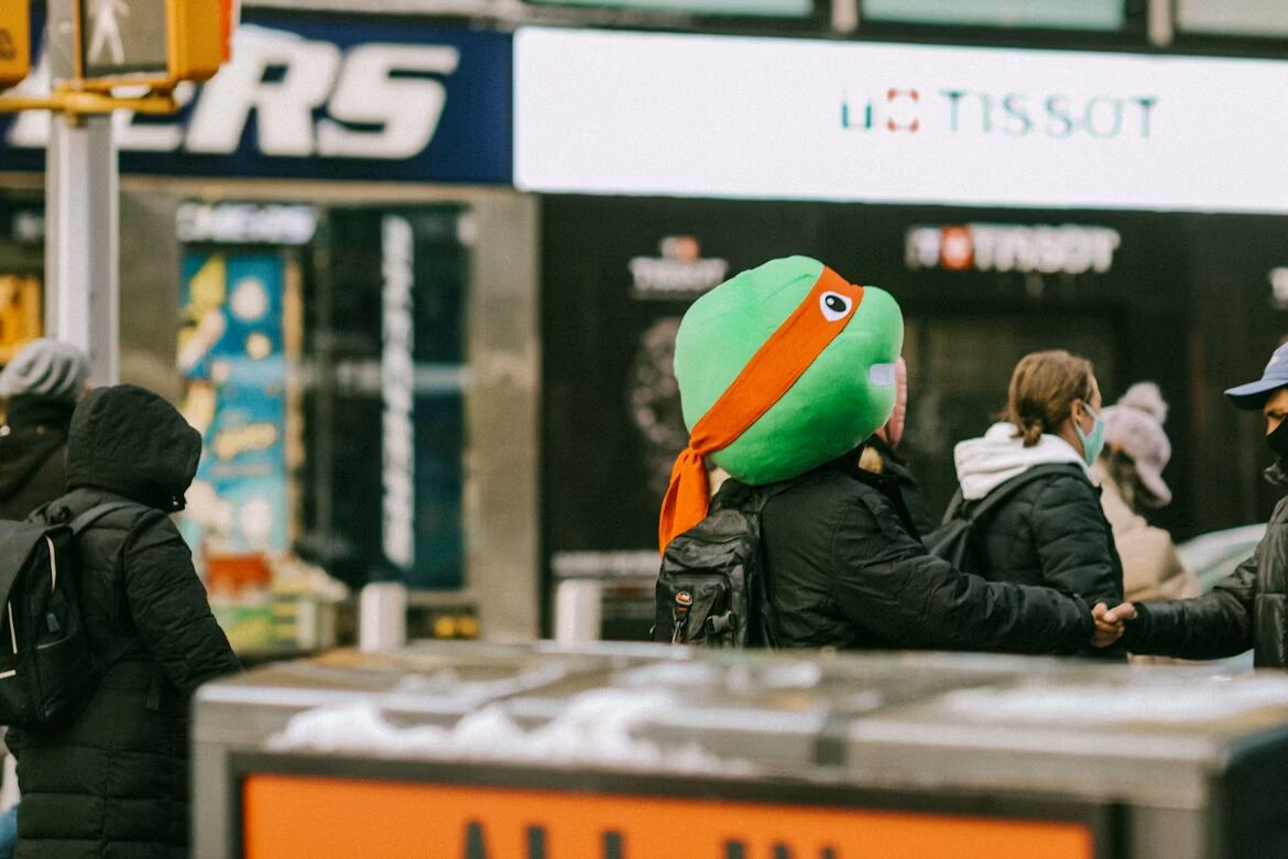 Een man met een Ninja Turlte hoofd op
