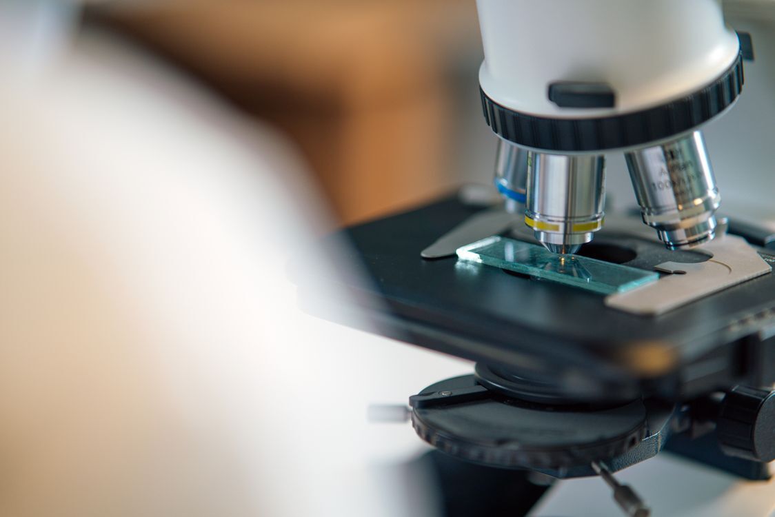 Een microscoop voor wetenschappers met iets onder de lens