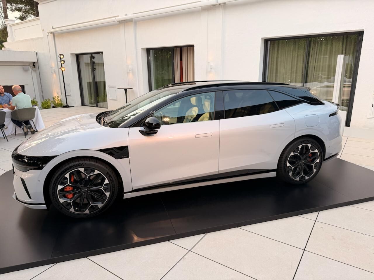 De Zeekr 7GT in het wit