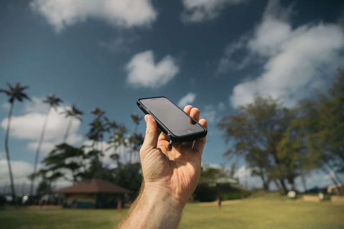 Een telefoon wordt in de lucht gehouden