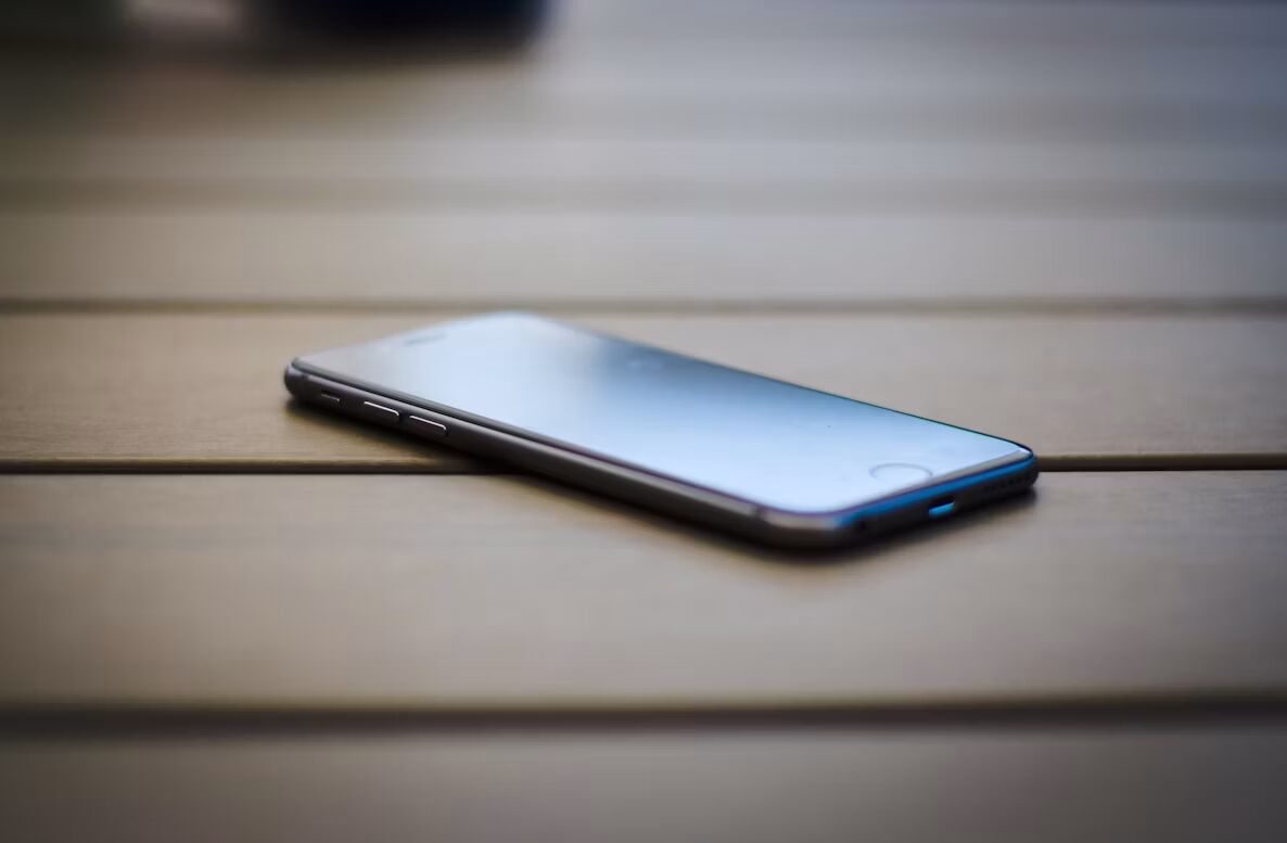 Een smartphone op tafel