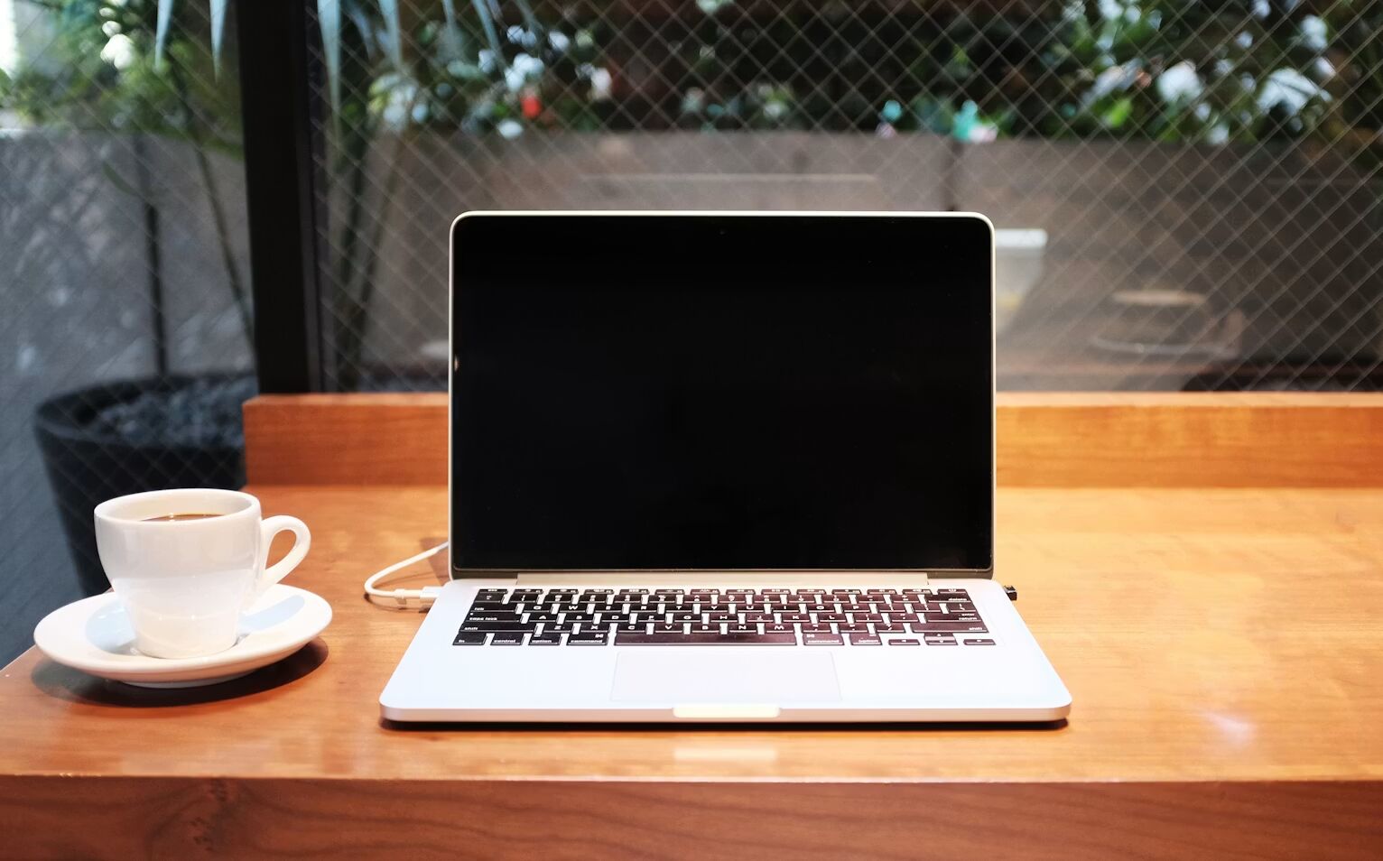 Een MacBook met een zwart scherm