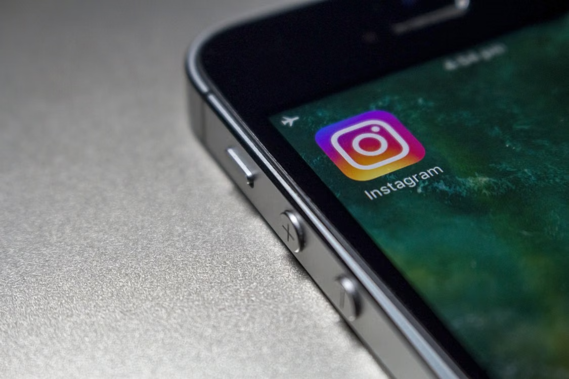 De volumeknoppen op een iPhone