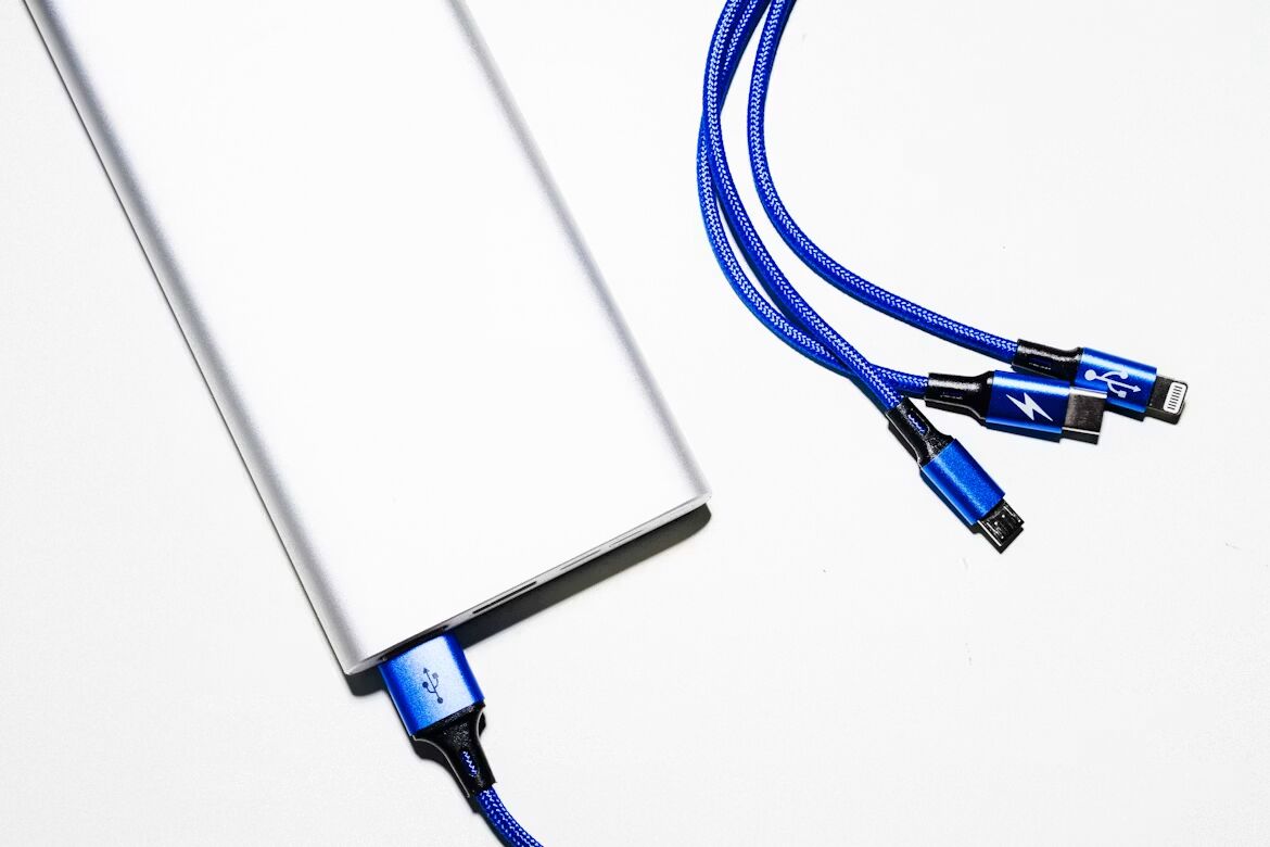 Een powerbank met meerdere kabels