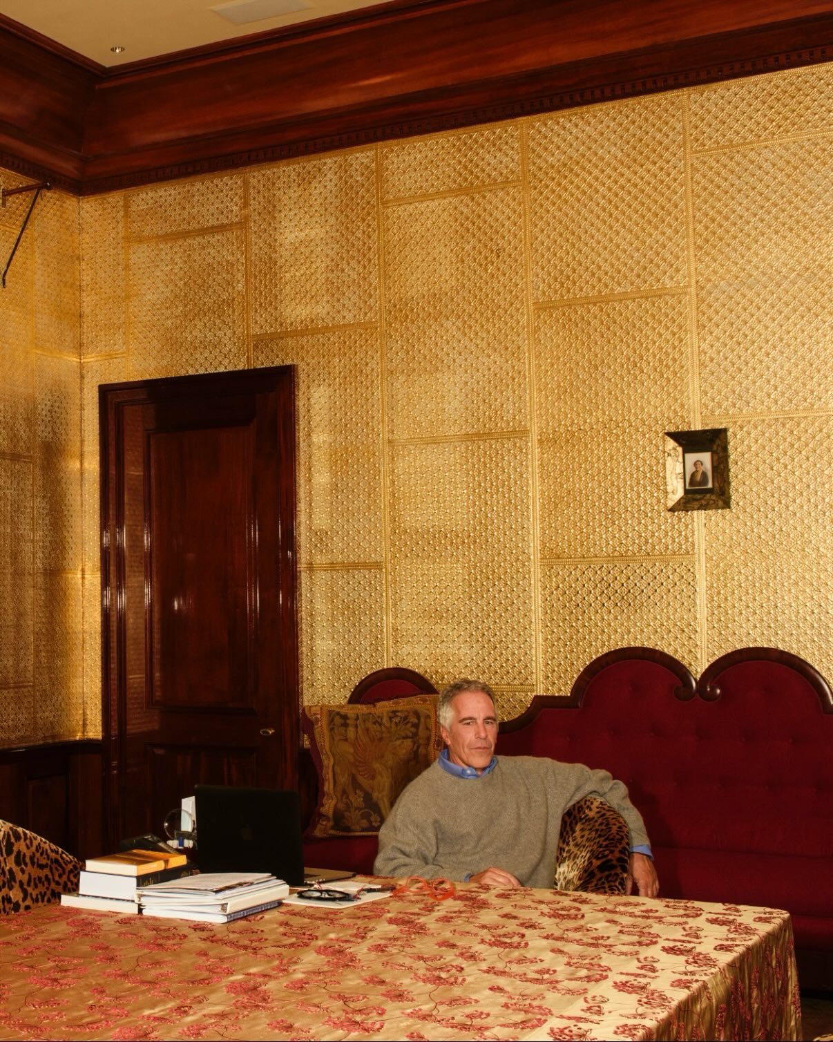 Een foto van Epstein in een lege ruimte
