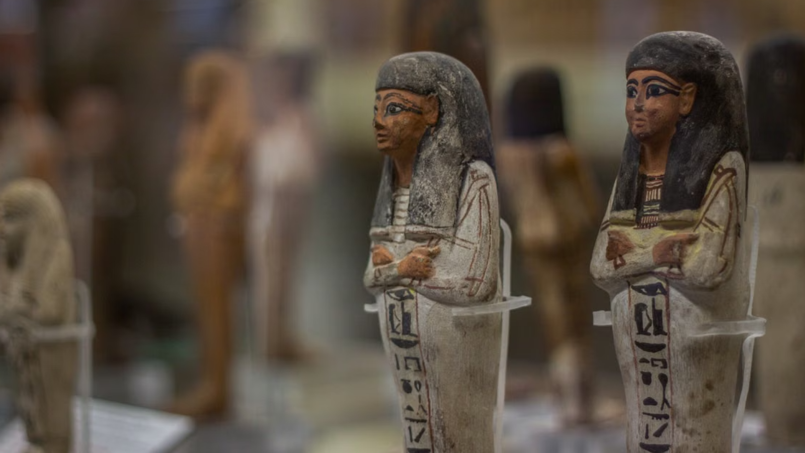 Twee beelden van mummies in een sarcofaag
