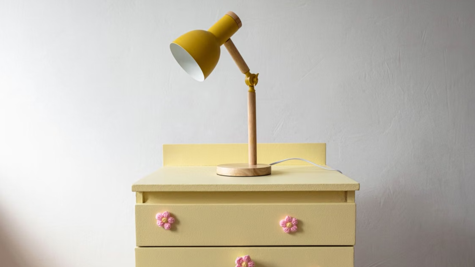 een nachtlamp op een nachtkastje