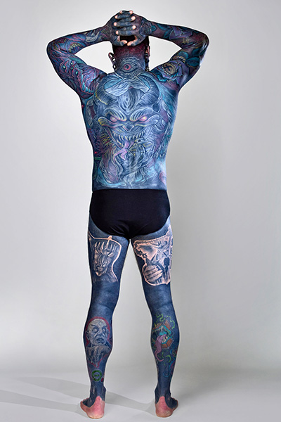 Jeremy Schofield met zijn tattoos aan de achterkant