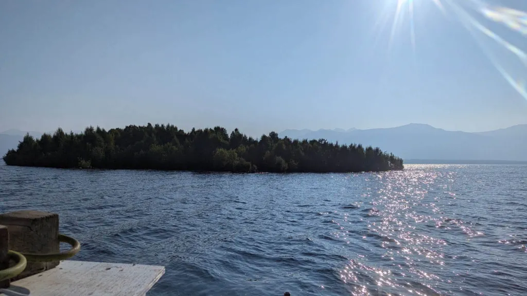 De kust van het Williston Reservoir, waar het eiland lag